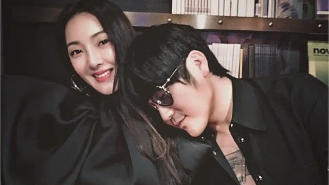 突晒与吴速玲合照　曹格：说的台词、承诺、保证都废了