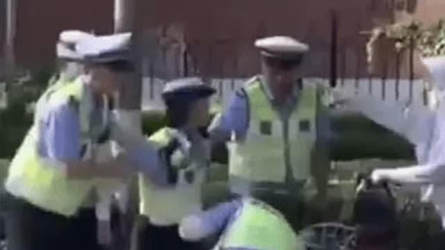 中国女警执法时辱骂市民 扬言“弄死你”