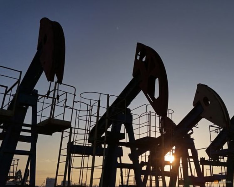 Oil advances on concerns about supply disruptions in Venezuela, Iran