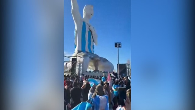 梅西再战世界杯  阿根廷国内大批球迷涌向雕像