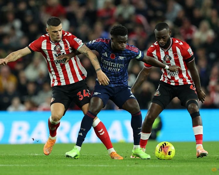Arsenal's winning streak ends, Chelsea up to second, Man United draw at Spurs
