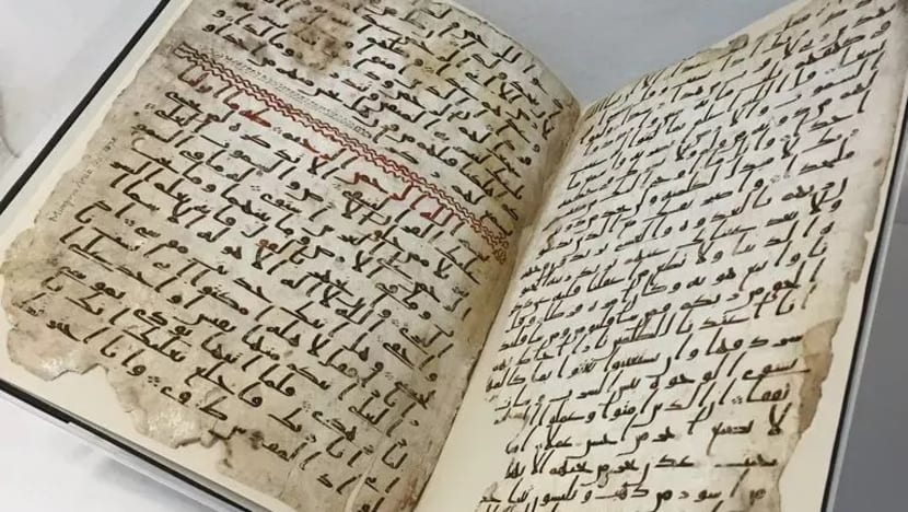 Salah satu manuskrip Al-Quran tertua di dunia dipamerkan di Paris Salah satu manuskrip Al-Quran tertua di dunia dipamerkan di Paris