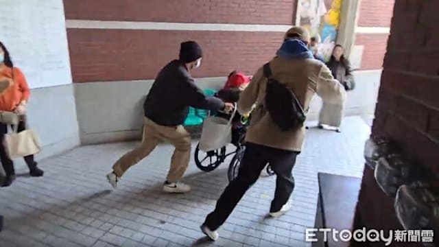 身价逾800万元 台翁与看护结婚子孙十人到医院“抢人”