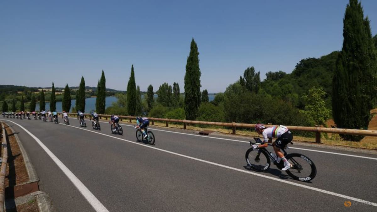 Tour favourites set for first Tourmalet test
