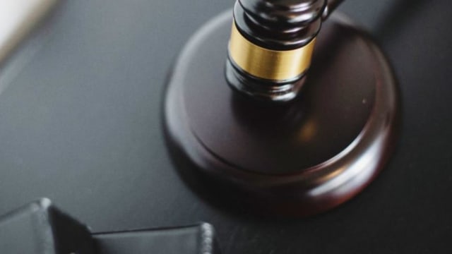冒充律师欺骗男友母亲2万8000元 女子坐牢两年