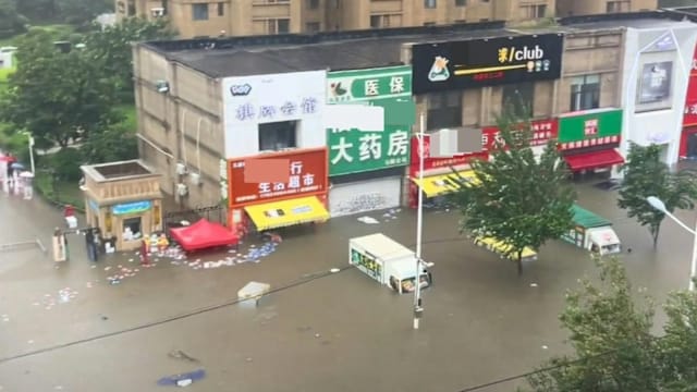 中国沈阳暴雨一级响应 车辆淹没市民划艇出行