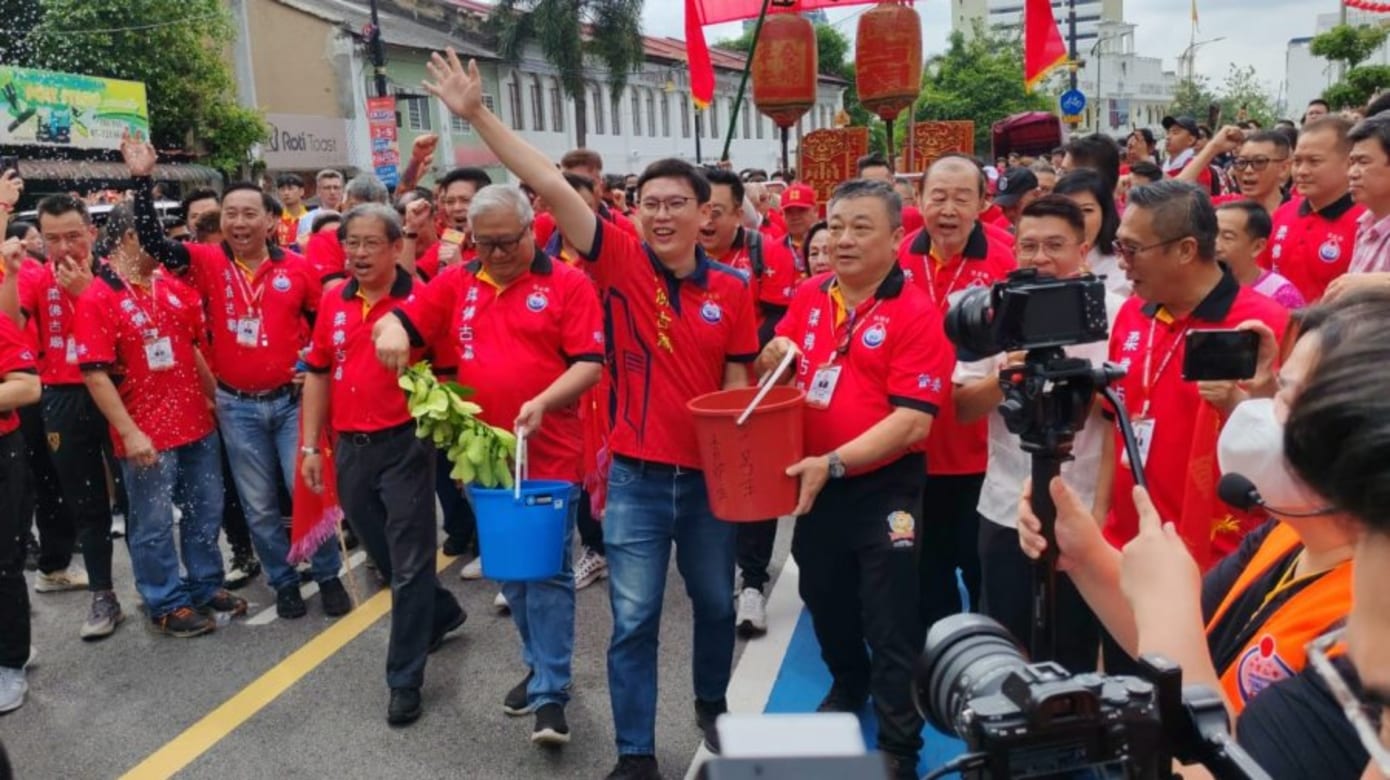 柔佛古庙游神今进行“洗街” 备70“Quiet”牌维持宗教和谐