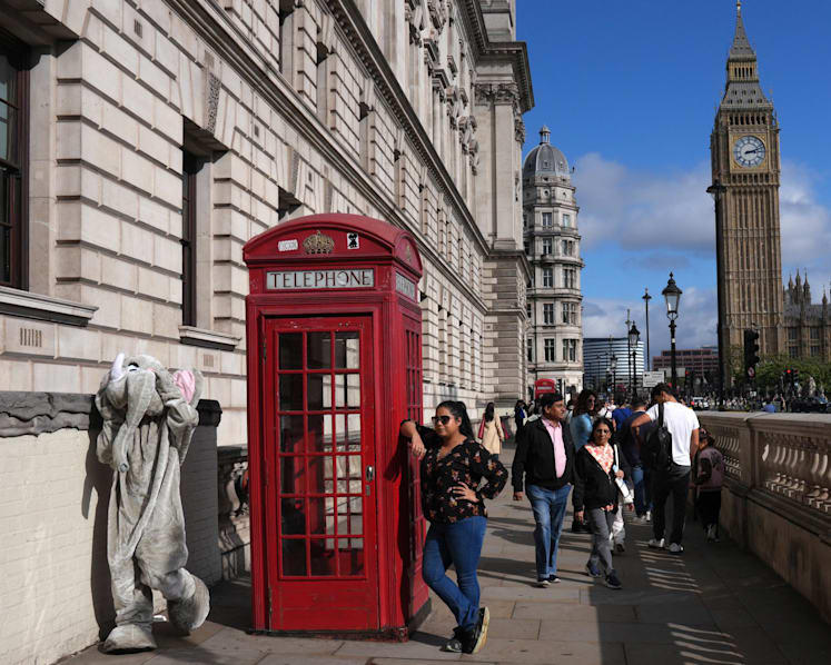 London police crack down on network suspected of smuggling 40,000 stolen phones to China