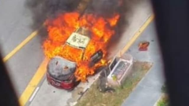  碧黛丽园通道轿车突发火患 烧成焦黑废铁