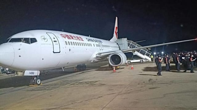 中国至少八包机到柬 押数百电诈嫌犯回国