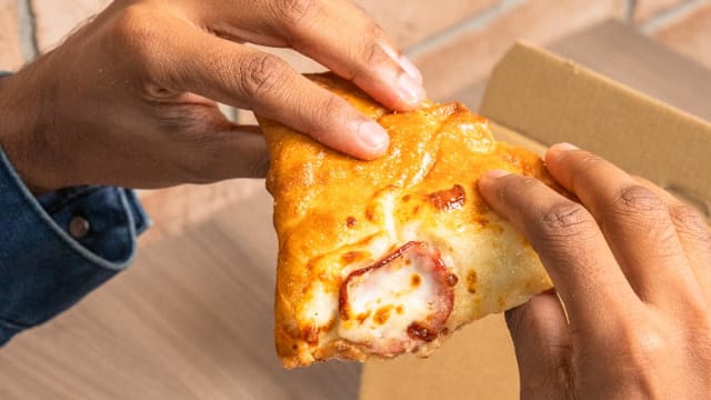 比萨折起来吃！Domino's全新Pizza Puff一个人轻松享