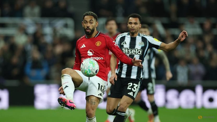 Newcastle, down to 10 men, end Carrick's unbeaten run with Man Utd