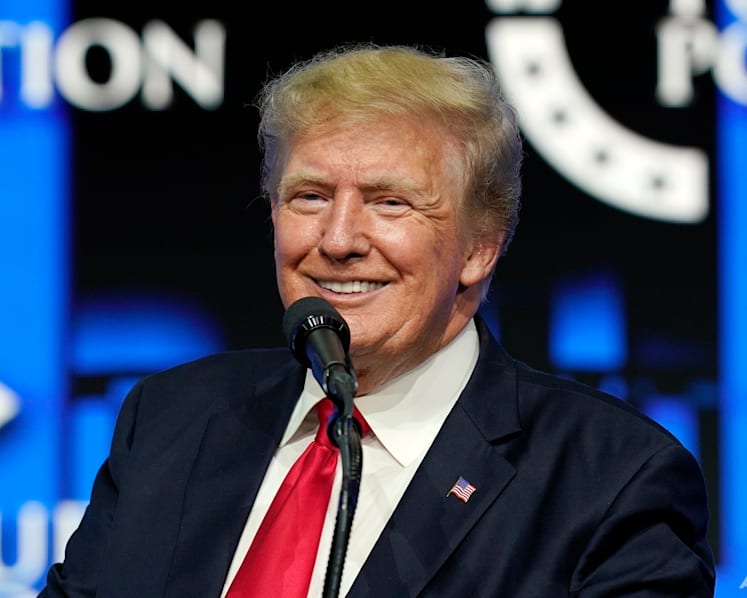 Trump could get big 'bonus' shares in new social media firm 