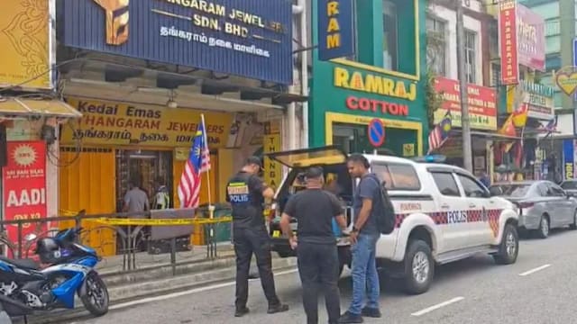 巴生金店惊传被劫！匪徒持大锤砸柜掠走金饰