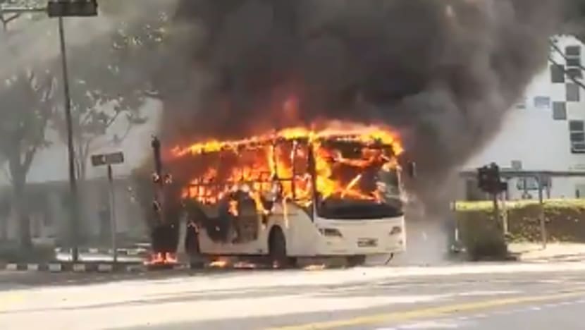 Bas terbakar di Portsdown Road dekat one-north Gateway