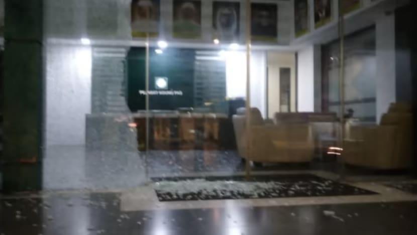 Polis M'sia cari suspek baling batu ke arah ibu pejabat PAS