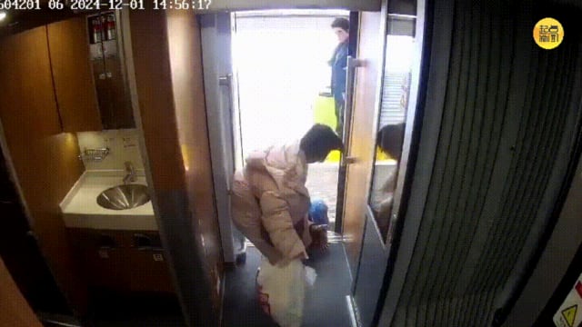 中国男童跌入火车站台缝隙 员工乘客及时合力救出