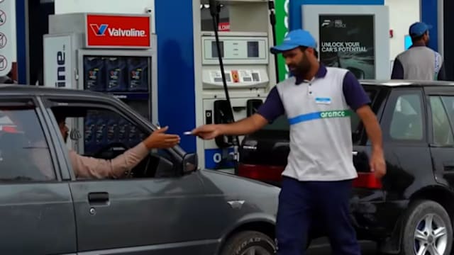 油价飙升冲击经济 巴基斯坦宣布远程办公与学校停课