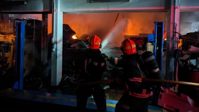 德福修车厂起火爆炸 幸无人受伤