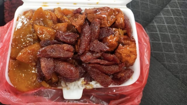 马国男子投诉两素一荤菜饭16令吉 网民：腊味是高价食物