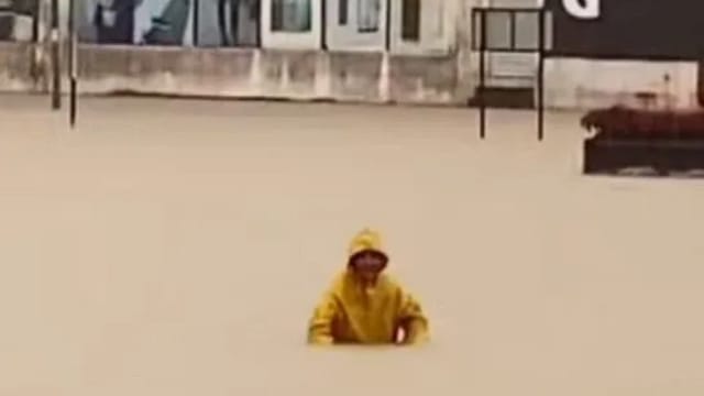 洪水过腰身仍骑脚踏车去买菜 马国男：家中断粮了 