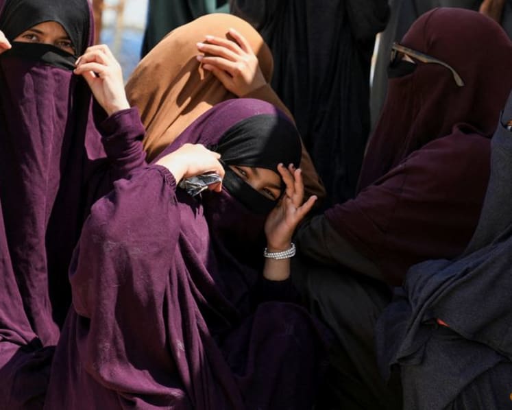 Women linked to IS fighters charged with slavery after landing in Australia