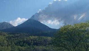 Gunung Lewotobi di Indonesia meletus; cetus amaran penerbangan tertinggi