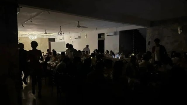 婚礼停电三小时！马国新人婚礼搞砸 宾客黑暗中冒汗用餐新娘泪崩