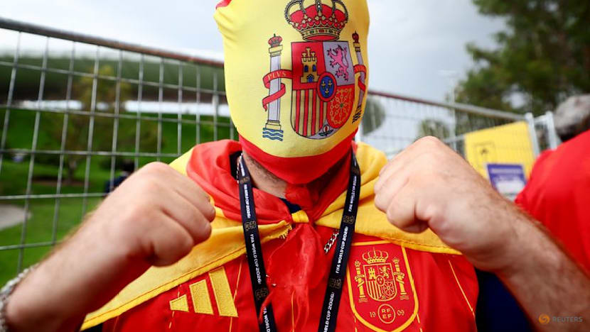Spain fans keep Manolo's drumbeat alive in Mexico