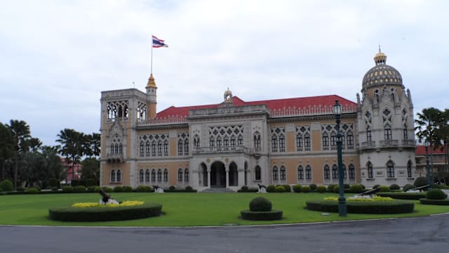 泰国拟颁紧急法令 举债近200亿新元应对经济困境