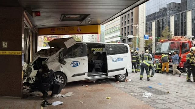 台湾电视台采访车失控撞银行 十人受伤两人抢救中