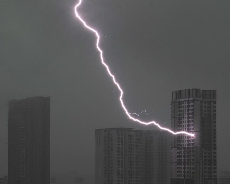 Photo of lightning striking HDB block in Queenstown: How does it happen and are residents at risk?