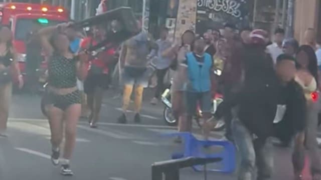 普吉岛清晨爆发街头冲突 外国男子涉掌掴泰国女子引混乱