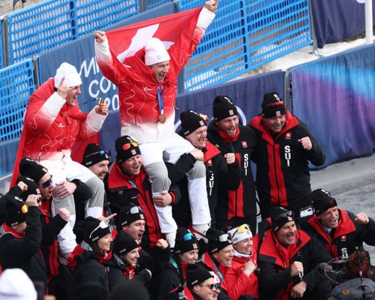 Alpine skiing-Swiss fans and family fill Bormio’s bars to celebrate men’s third gold
