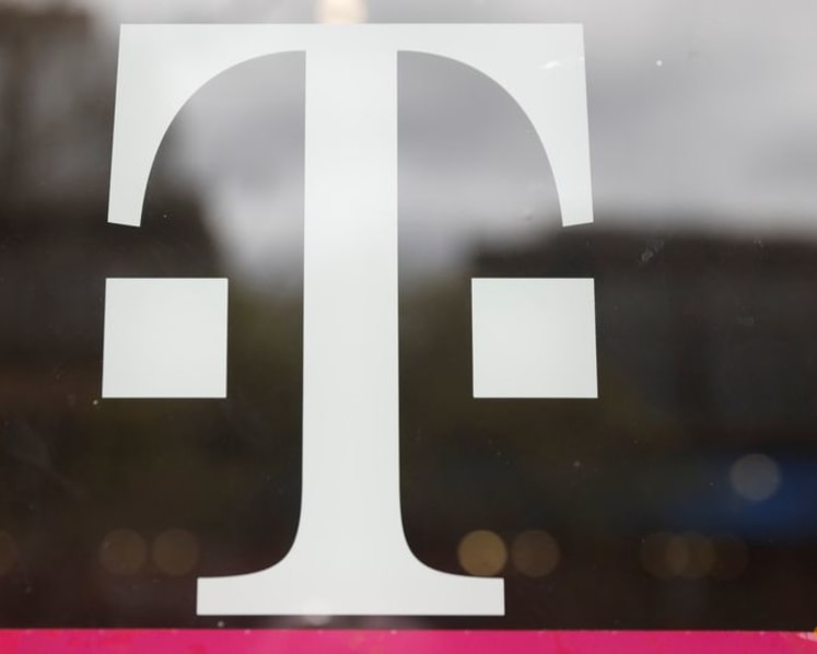 Senator Cruz urges regulator to impose conditions on T-Mobile spectrum sale