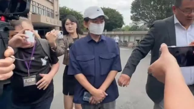 闪车撞骑士后逃逸，黄子佼出庭拒认罪