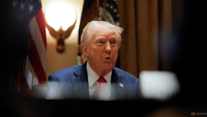 Trump cetus kekeliruan mengenai tarif terhadap Kanada & Mexico; usul tarif 25% ke atas barangan EU Trump cetus kekeliruan mengenai tarif terhadap Kanada & Mexico; usul tarif 25% ke atas barangan EU