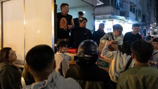 大埔住宅大火后民众送暖 商户自发停业助灾民