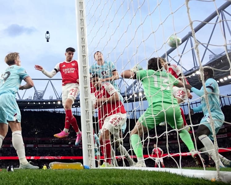 Arsenal close in on title with narrow win over Burnley