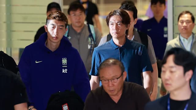 韩国队抵仁川机场 大批球迷聚集怒骂洪明甫