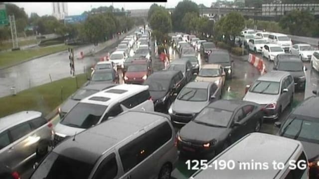 马国新山返狮城路段凌晨大塞车 网民：塞了六个小时