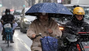 Wave of low temperature brings rare snowfall to Shanghai 