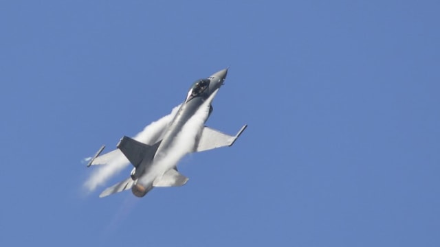 乌克兰开始部署外国援助F-16型战斗机到战场