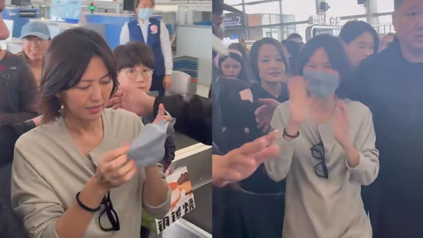 Stefanie Sun Swamped By Fans Who Couldn't Get Tickets To Her SG Concert At China Airport Stefanie Sun Swamped By Fans Who Couldn't Get Tickets To Her SG Concert At China Airport