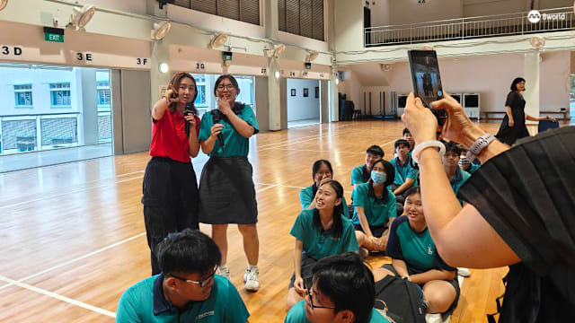 《8视界》记者和电台958DJ走进德惠中学 分享媒体工作幕后花絮 