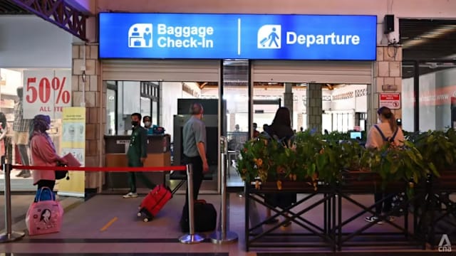 控诉峇淡岛移民官员长期勒索 游客：不给钱不让入境