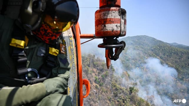 Fire fighting helicopter tackles Thailand blazes
