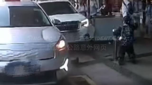 实龙岗德士站发生意外 轿车撞伤三行人