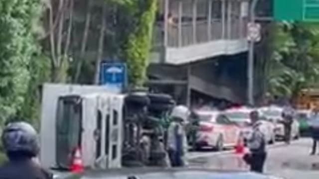 酿今早CTE车祸导致大塞车 两男一女涉酒驾被捕助查