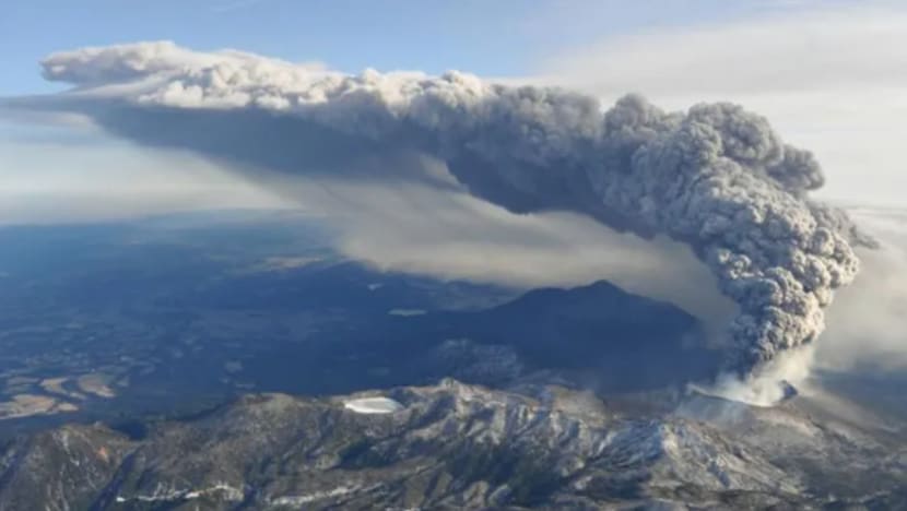 Gunung berapi Shinmoedake di Jepun meletus